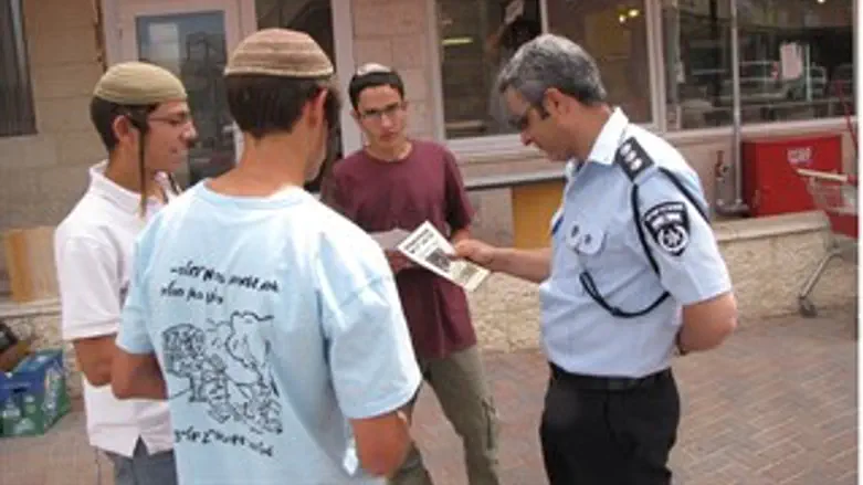 מחלקים פלאיירים לשוטרים