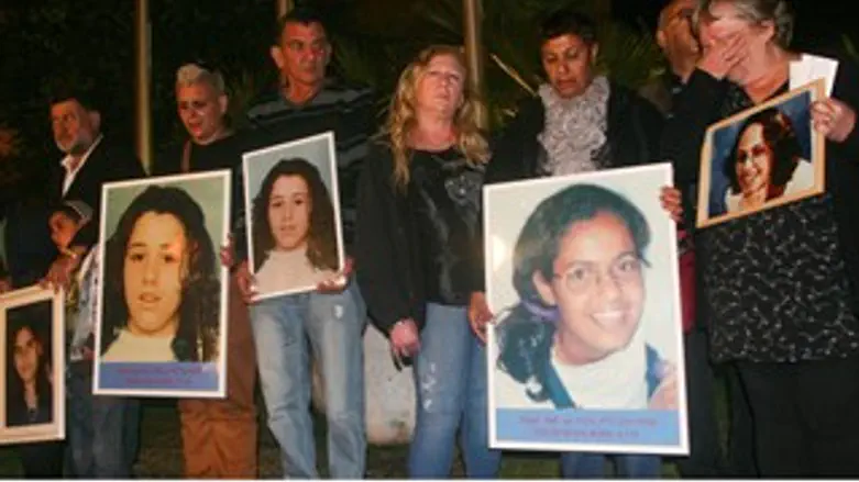 הורי הנרצחות בנהריים מפגינים נגד שחרור הרוצח