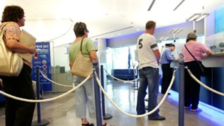 להתנהל בעצמאות. בתור לבנק.