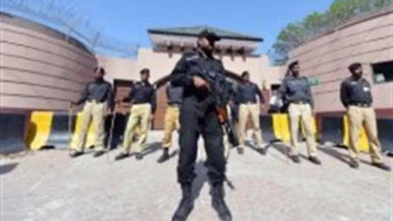 Pakistani police stand guard