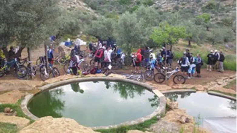 רוכבי האופניים במעיין הגבורה