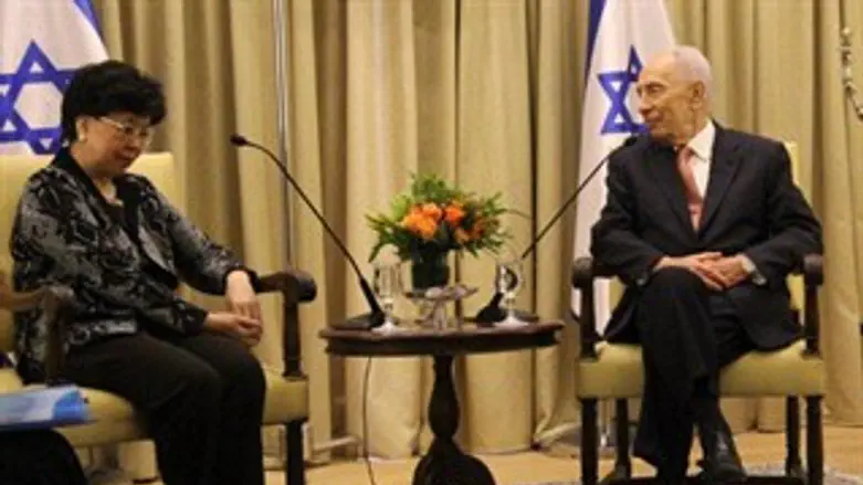 שמעון פרס ומנכל"ית WHO 