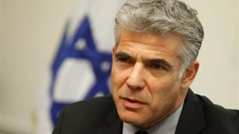 מכה בכנף. יאיר לפיד