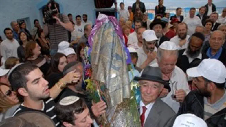 יוסף עברון וספר התורה בתהלוכה אשתקד