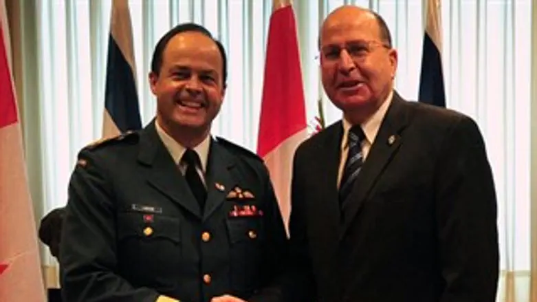 שר הביטחון עם הרמטכ"ל הקנדי