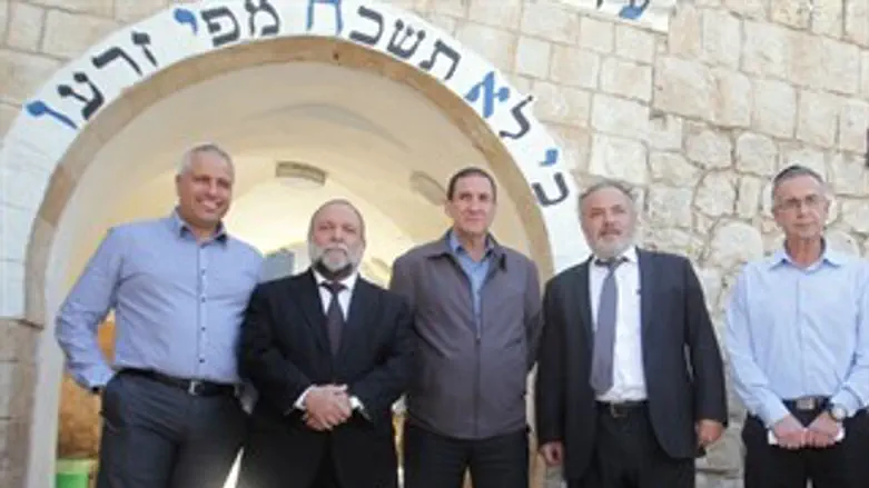 יפתח רון טל (במרכז) בסיור עם אנשי מתחם הרשב"י