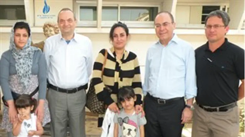 השר שלום, מנהל ביה"ח והאורחים מעיראק