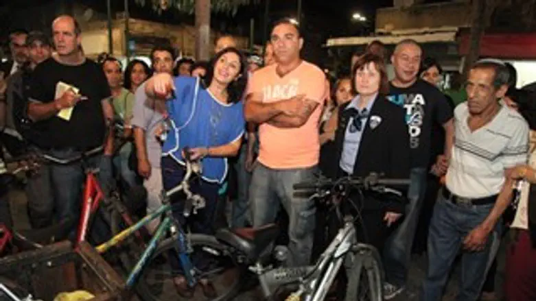 הועדה בדוכן לממכר אופניים גנובים