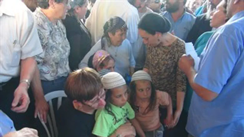 הילדים של אביתר בורובסקי בהלוויה של אביהם