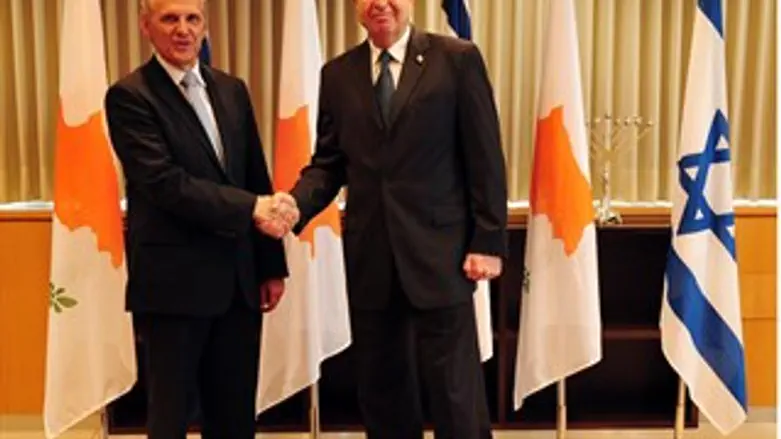 שר הביטחון עם מקבילו הקפריסאי