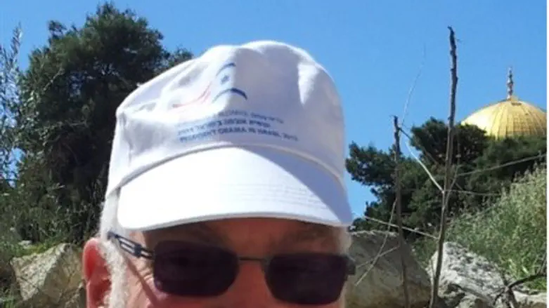 Minister Ariel and cap