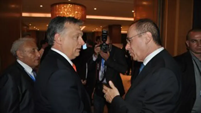 השר שלום עם ראש ממשלת הונגריה