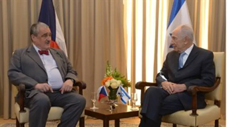 שמעון פרס עם שר החוץ של צ'כיה