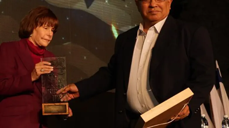 Cherna Moskowitz gives prize to Meir Dagan (f