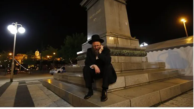 Jewish man sits outside WJC venue in Budapest