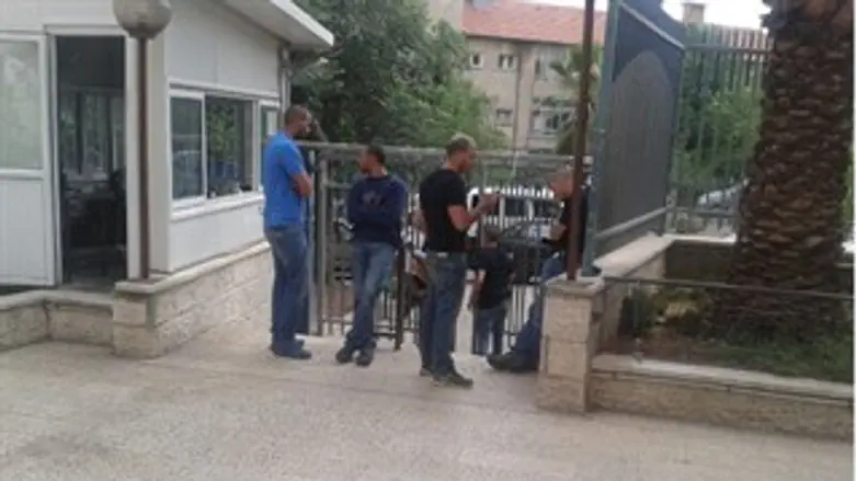 בלשי המשטרה בכניסה לישיבה