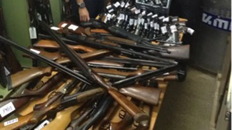 חלק מכלי הנשק שנתפסו במבצע