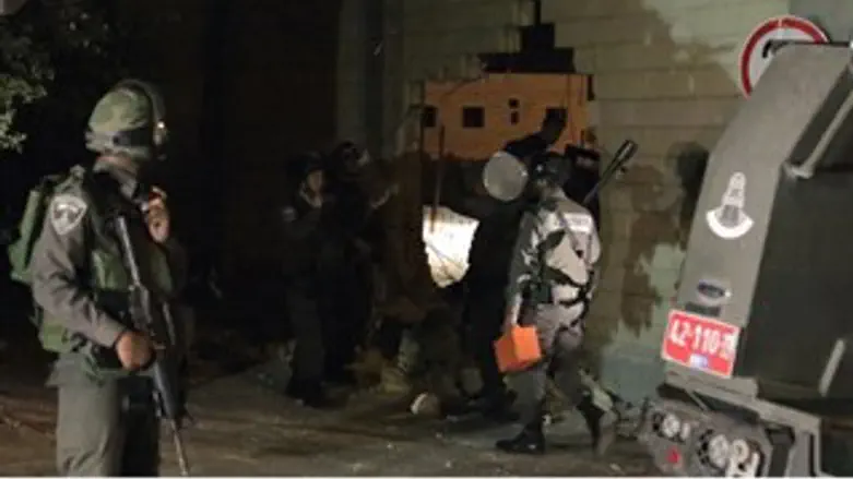 לוחמי מג"ב מגנים על הפרצה