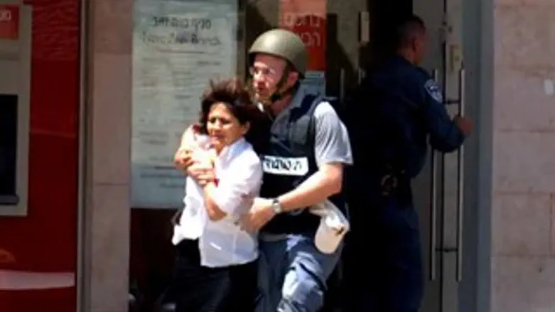 מרים כהן ביציאה מהבנק