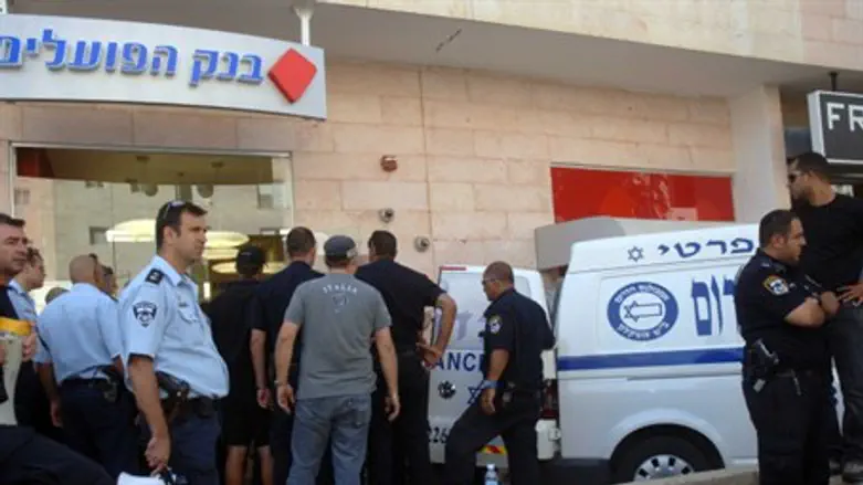 У отделения банка в Беэр-Шеве (20-е мая)