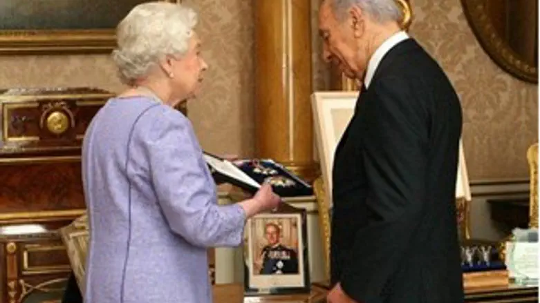 המלכה אליזבת ושמעום פרס