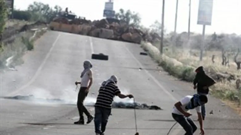 לפעול ביד קשה