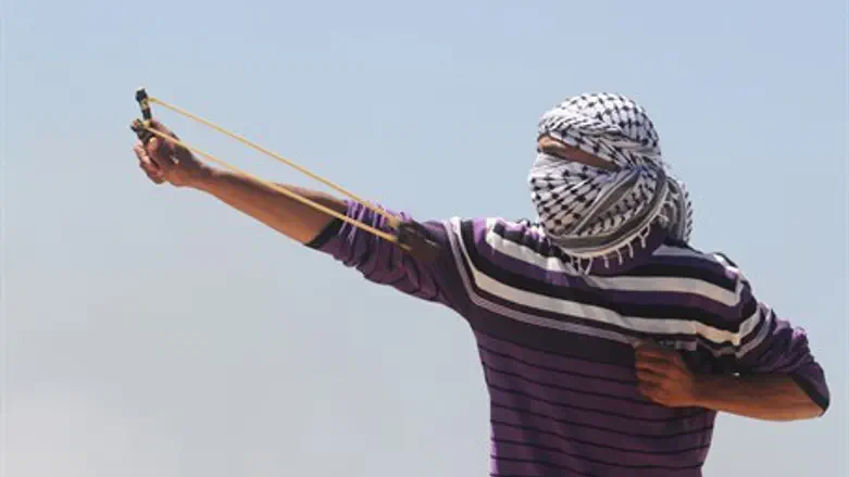 "Каменный террор" на дорогах. Иллюстрация