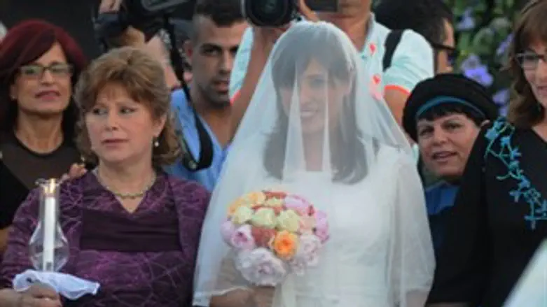 חוטובלי ואימה בדרך לחופה