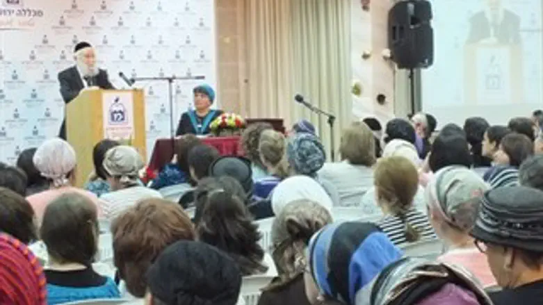 חלוקת התארים במכללה, השבוע