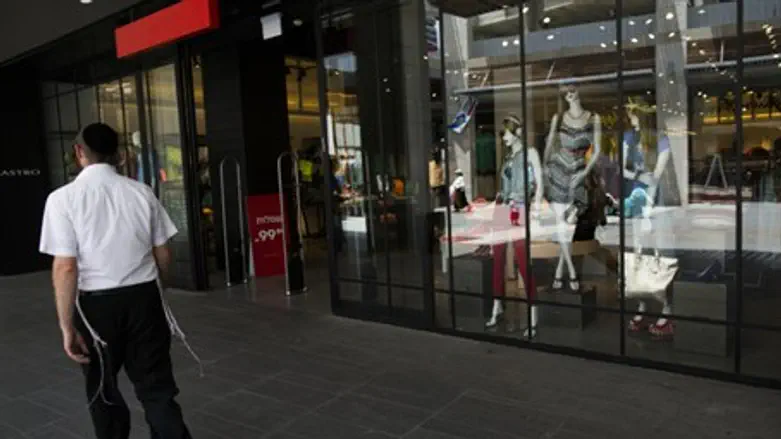 Hareidi man walks past Ramot mall
