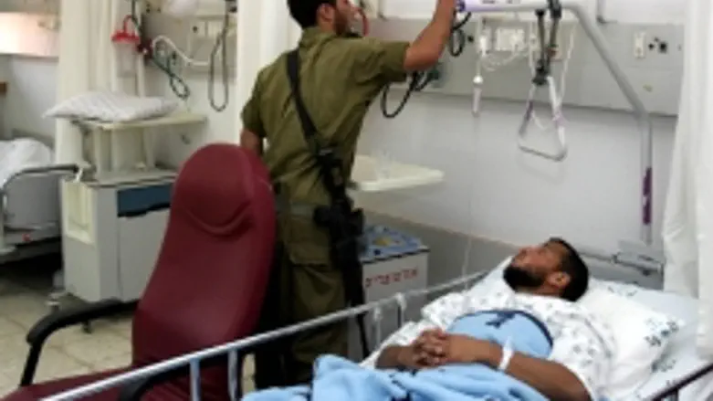 מחבל וחייל צה"ל בבית החולים.