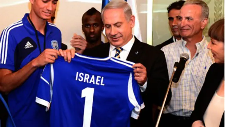 Netanyahu receives soccer jersey from youth t