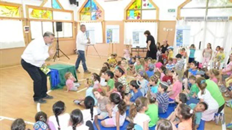 מסיקה וילדי הגנים באירוע השקת המגדיר