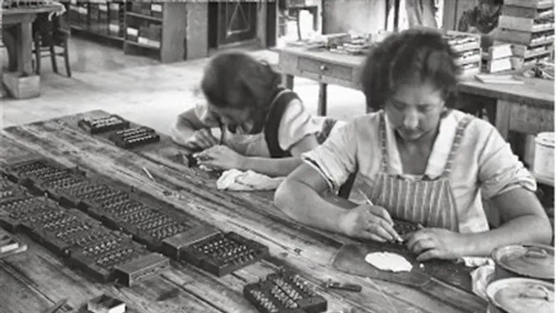 Making Rings (Cigarbox Col)