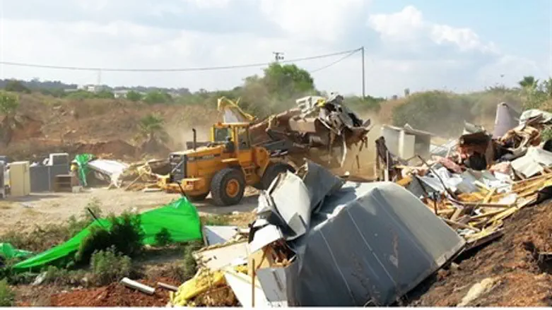 Ramat Hasharon officials remove the illegal B