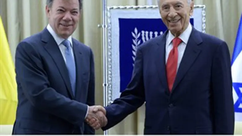 שמעון פרס ועמיתו הקולומביאני