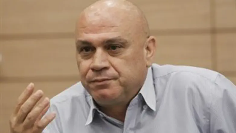 דורש מאבק בגזענות. פריג'