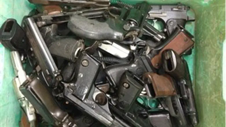 כלי נשק אקדחים