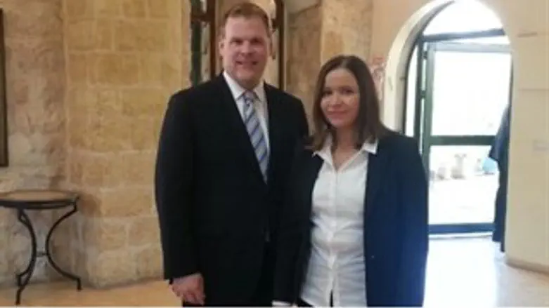 יחימוביץ' והשר הקנדי