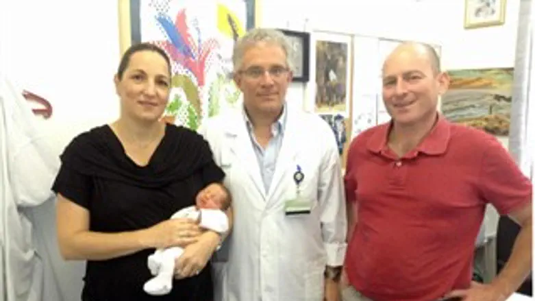 לאה עם פרופ' לביא והתינוקת החדשה