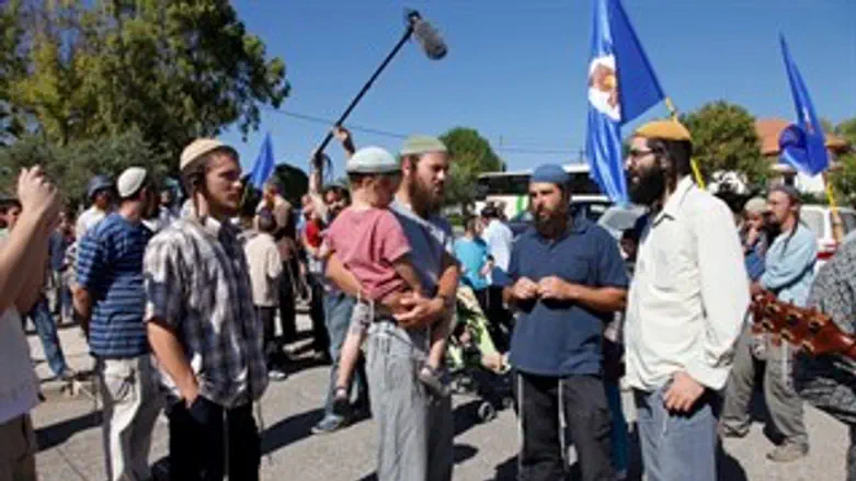 רוקדים ומלווים