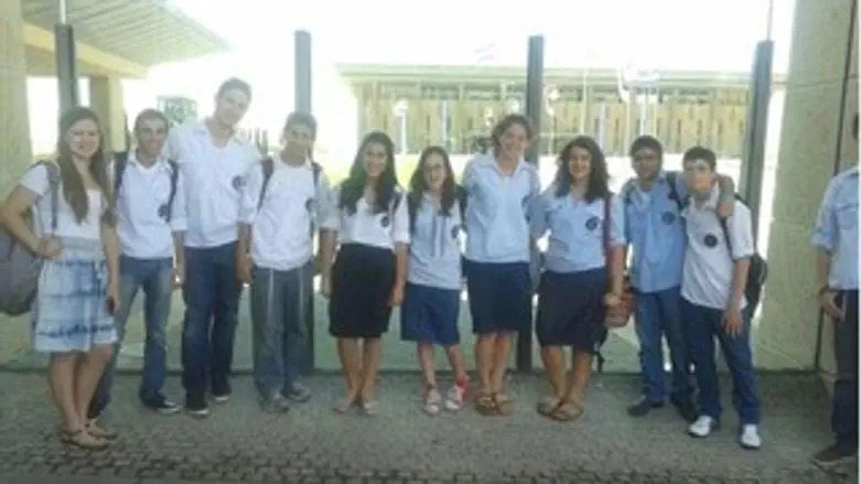 החברים בכניסה לכנסת