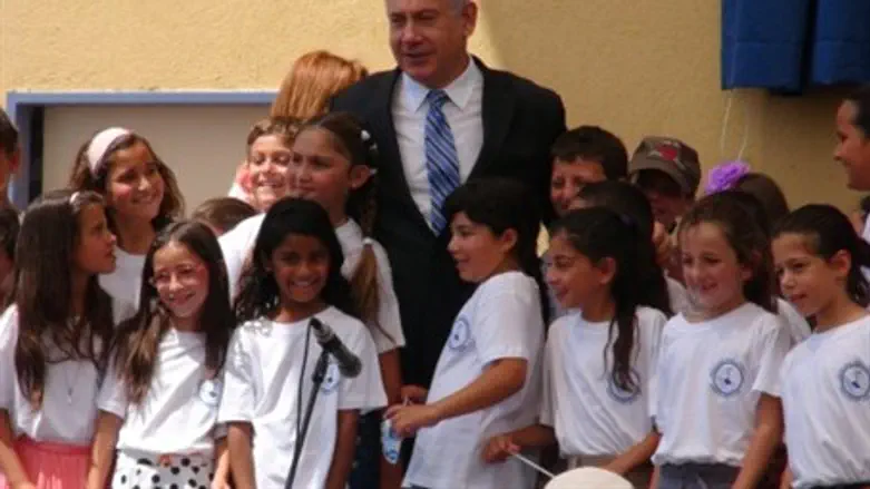 Биньямин Нетаньяху с детьми поселения Баркан