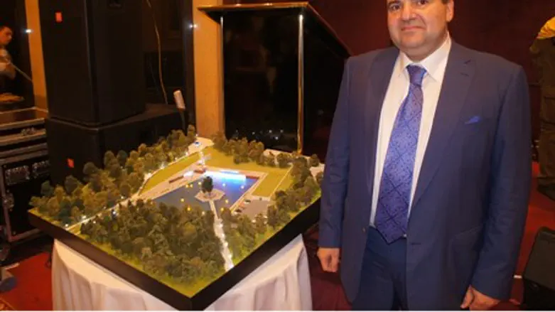 Александр Левин с макетом Мемориала