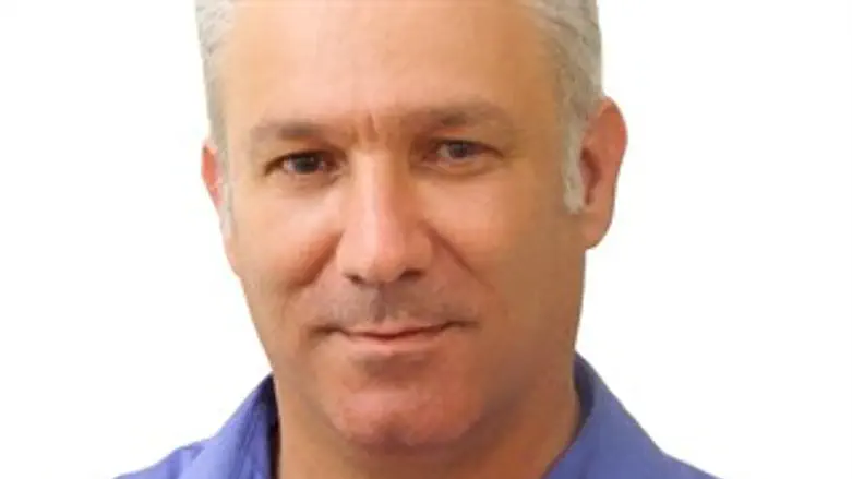 עם היד על ההגה. לוזון