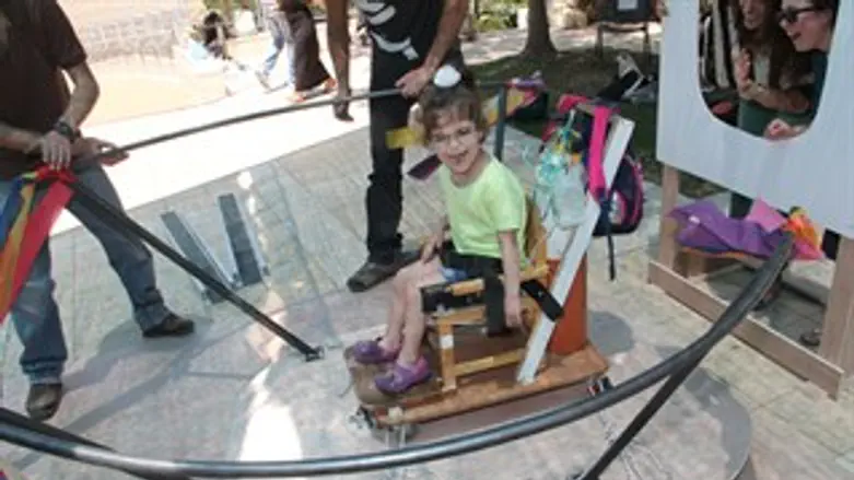 נדנדה, קרוסלה וכיסא גלגלים