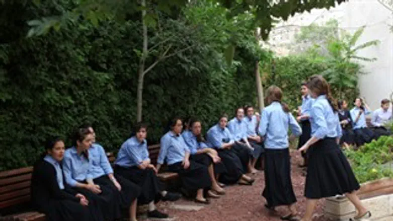 בנות סמינר. ארכיון