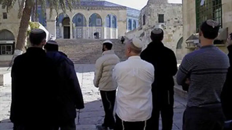 תפילה במתחם ההר. ארכיון