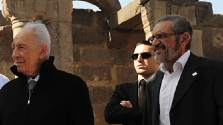 סמי בר לב לצד הנשיא פרס