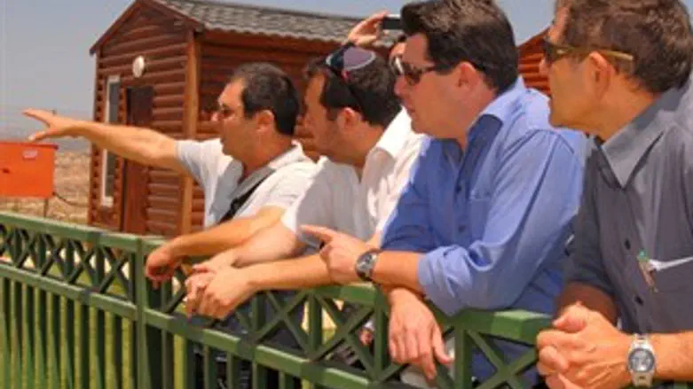 אקוניס: מתנגד למתווה 2 המדינות